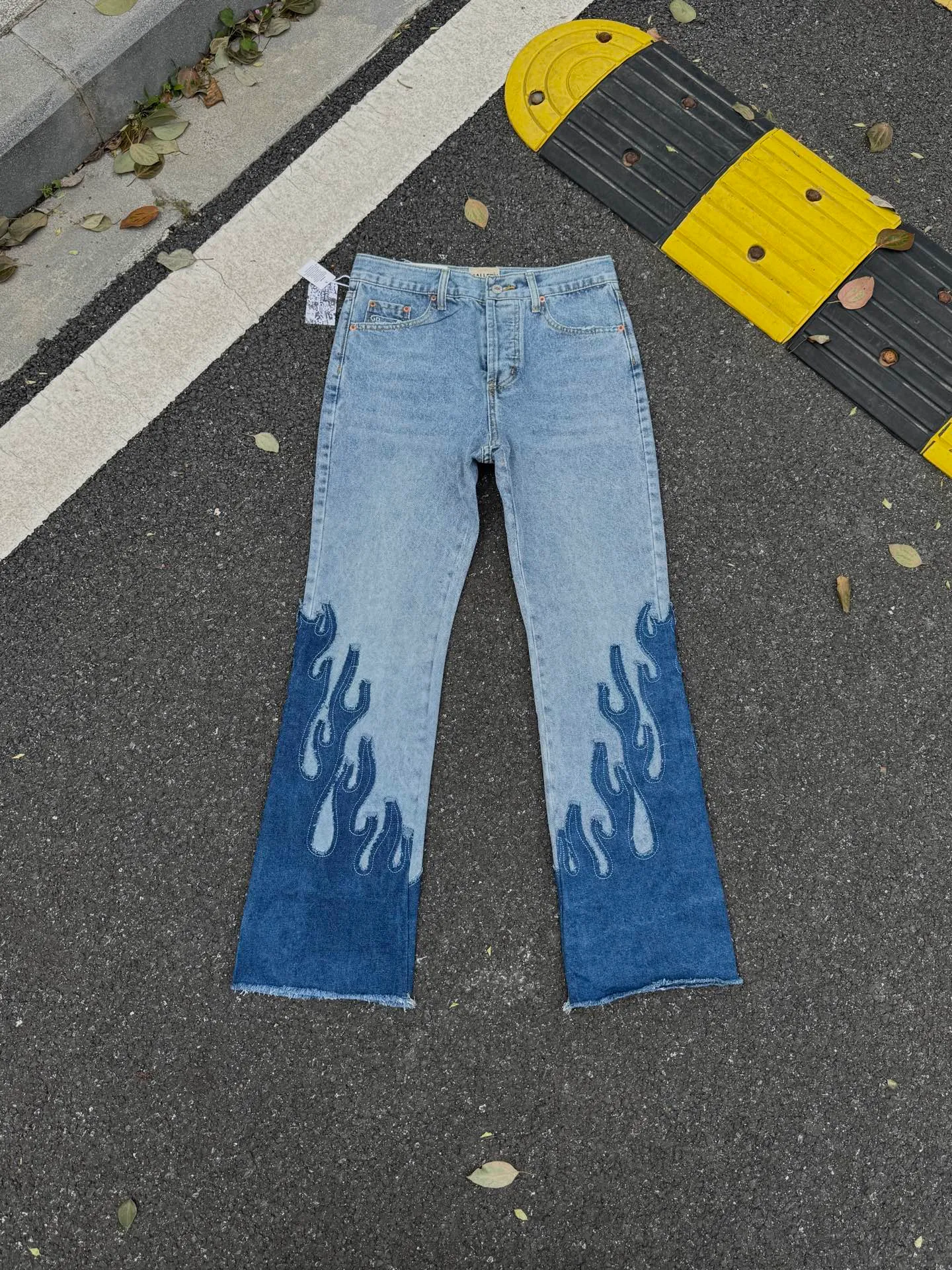 P260💰G88 GALLERY DEPT. Denim splicing flame🔥flare pants washed distressed splicing jeans GALLERY is attracted by these bell-bottom pants. Whether it is a reset of Carhartt or Levis, it has created a strong brand style. Since these pants are modified from rare vintage, the production capacity is limited. Therefore, after many icons wore them, these pants were once hard to find. Later, perhaps due to the improvement of GD's business in the past two years and the expansion of production lines, the brand itself lowered the price, so I can't wait any longer for these pants this year and will definitely buy them. During the process of the denim washing plant, the owner of the washing plant helped introduce a boss who had worked for Levi's foundry and started his own business. This also paved the way for the following styles. Therefore, Levi's remodeled single product for the base plate is really familiar. Whether it is the fabrics supplied or the lathes used in production, there is nothing to choose from. -Color: blue -Size: S-XXL (corresponding to 28-36)